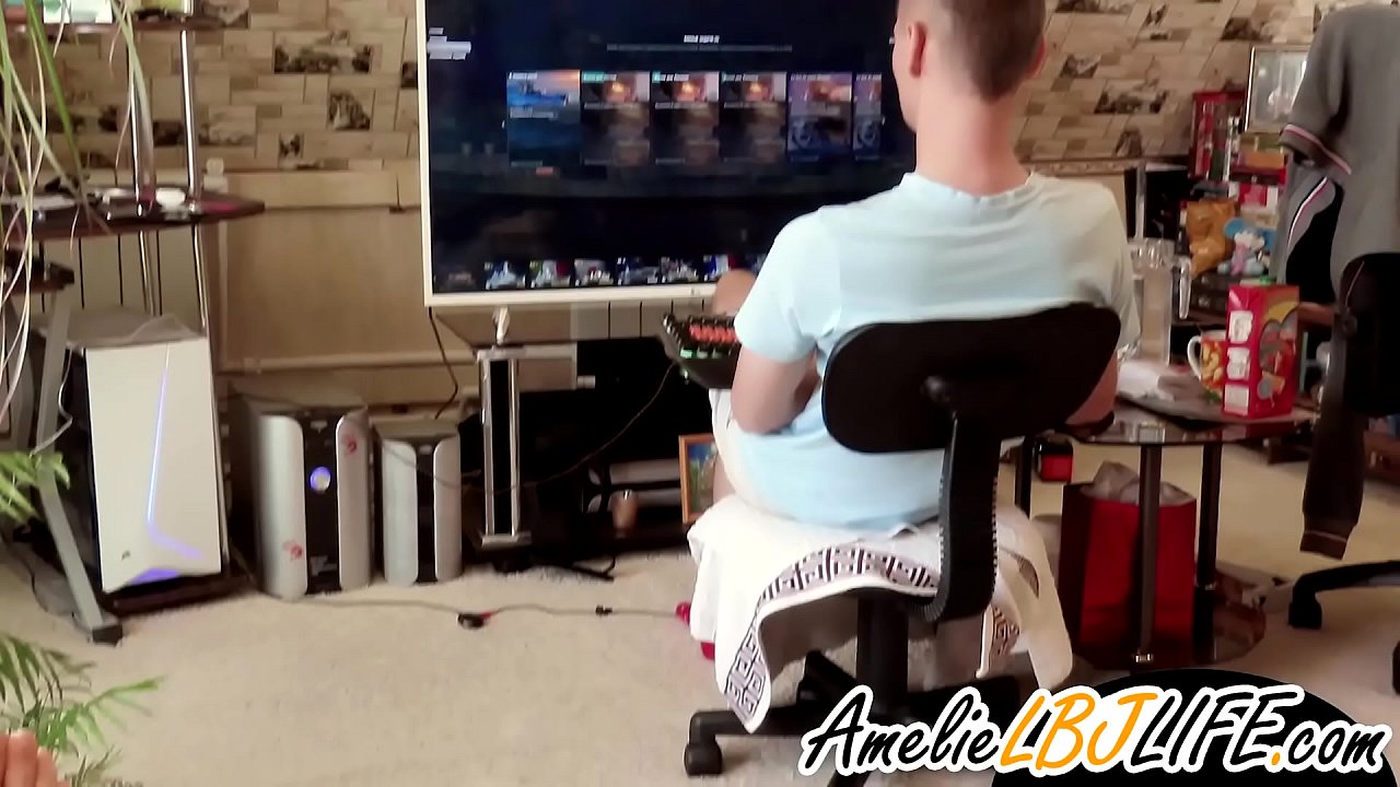 Meisie masturbeer met seksspeelgoed vir kêrel om rekenaarspeletjies te speel