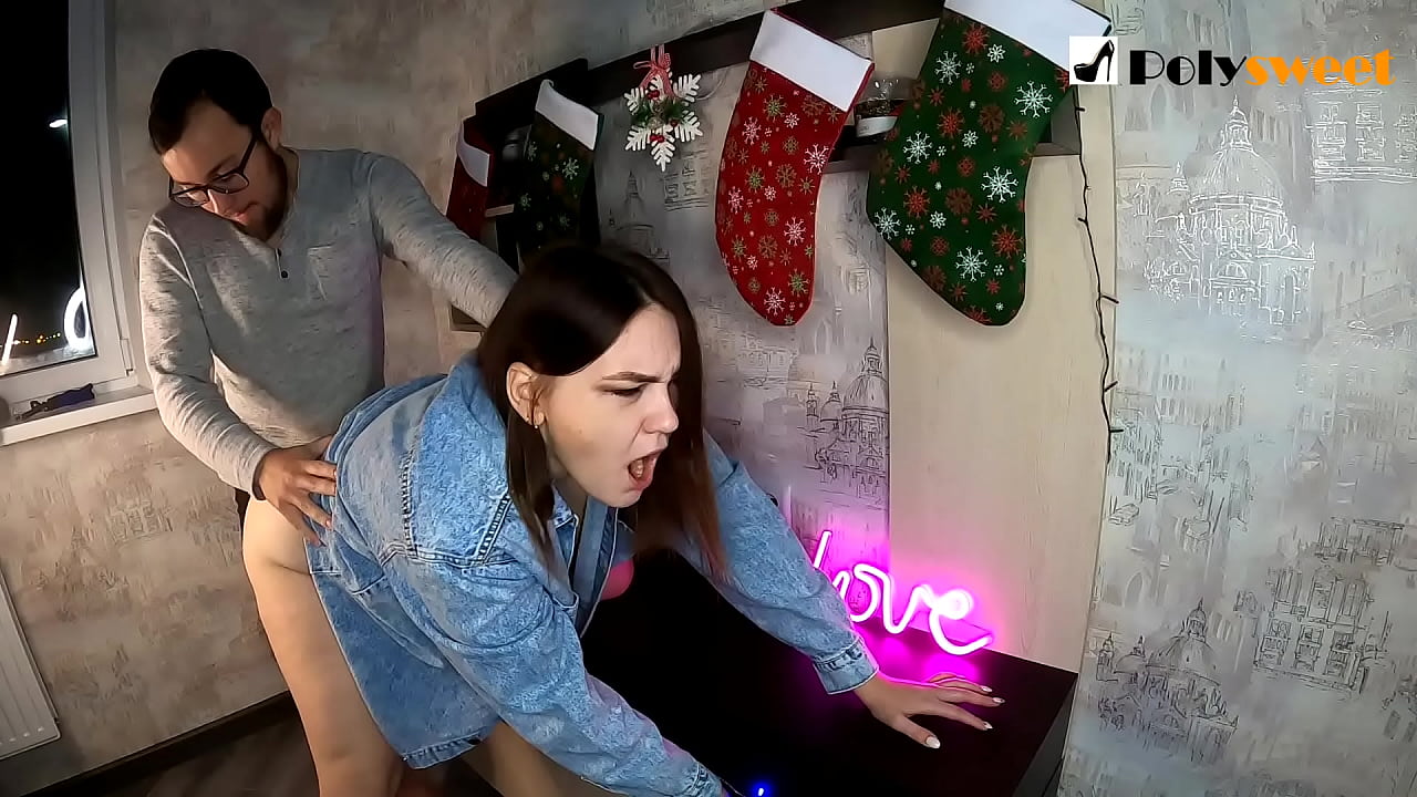 Die ou het dit geniet om 'n mooi meisie met 'n poniestert in die gat met sy mond en piel te fokken