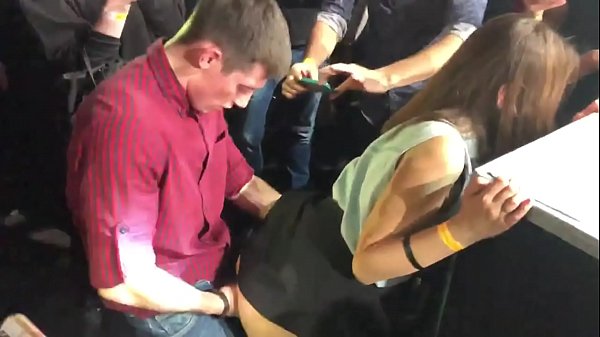 Regte seks in 'n Russiese nagklub. 18-jarige Russiese meisie in die anus en vagina in 'n nagklub genaai